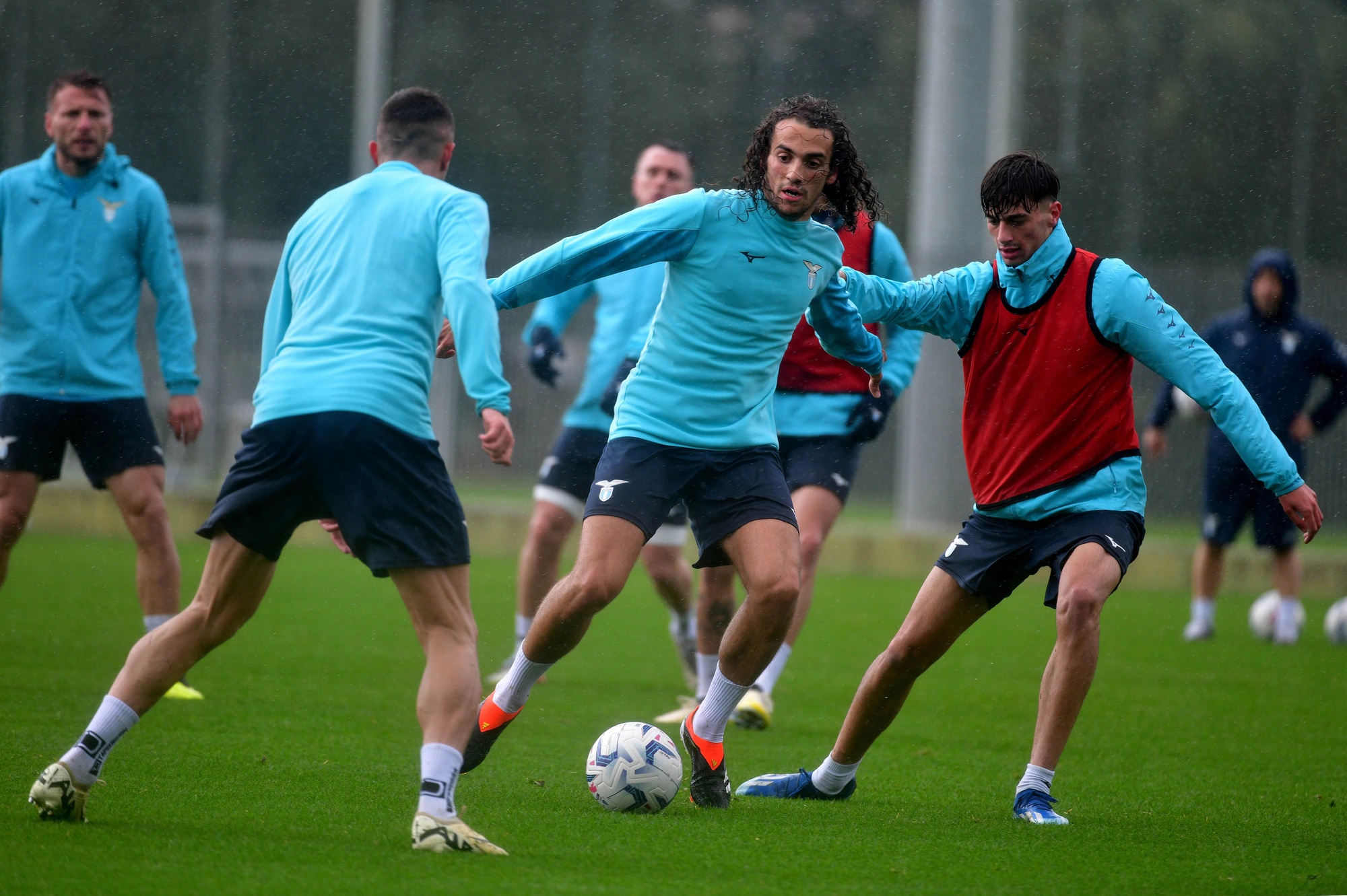 九游娱乐平台-拉齐奥发布备战花絮，集结日遗憾出局，欧联任务艰巨，团队化学反应显著(拉齐奥vs克卢日预测)